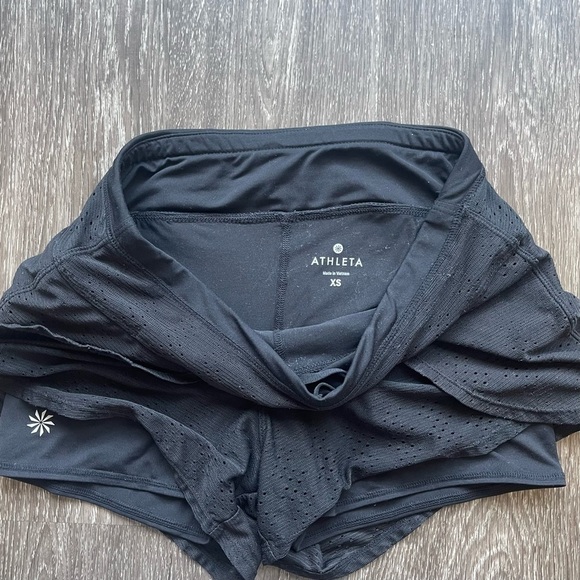 Athleta black lined gym shorts. Size XS - Picture 2 of 10